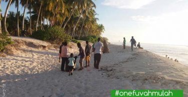 Volunteers of the OneFuvahmulah movement pictured during a beach clean-up. PHOTO/ONEFUVAHMULAH
