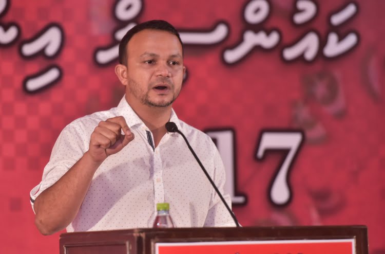 Kendhoo MP Ali Hussain talking at a Jumhoory Party rally held at 'Kunooz'. PHOTO / MIHAARU