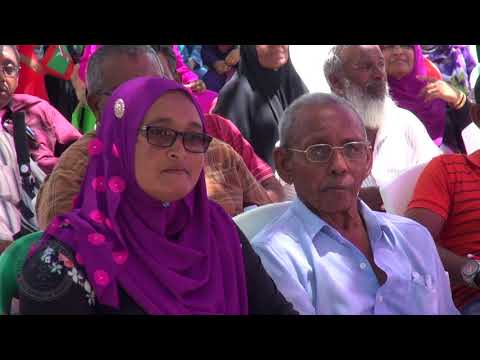 President meets the local community of Kolamaafushi Island