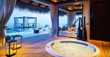 velaa-private-island-maldives-hottub.jpg