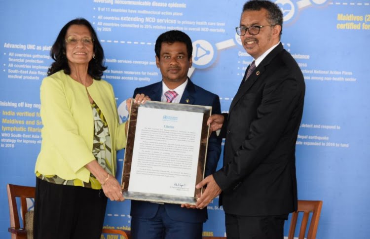 Health Minister Abdulla Nazim Ibrahim (C) receives WHO's award to the Maldives for the successful eradication of measles from the country. PHOTO/HEALTH MINISTRY