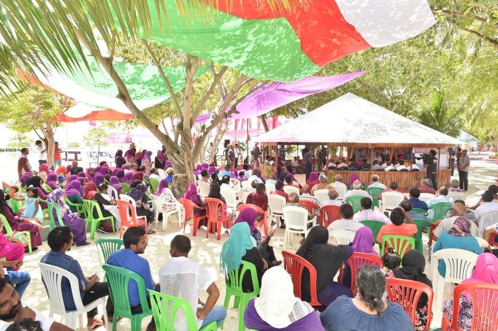 Kolamaafushi locals in ordinary chairs. Locals welcoming the president. Kolamaafushi, President Yameen's visit