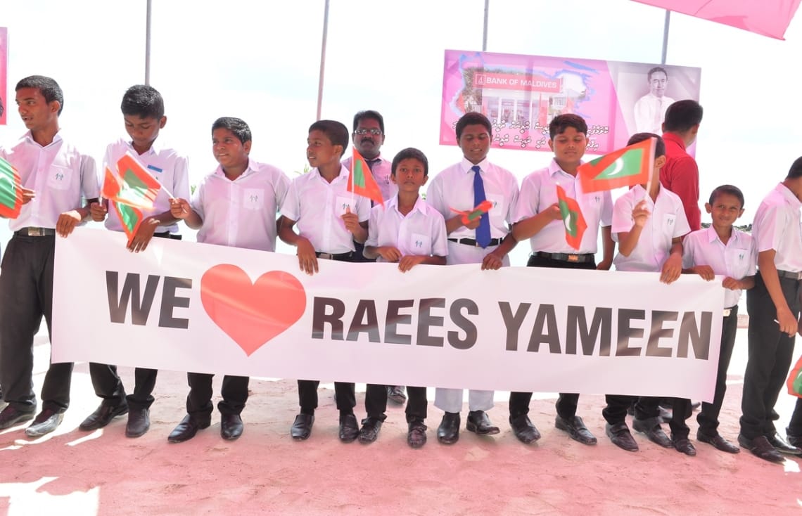 Locals welcoming the president. Kolamaafushi, President Yameen's visit