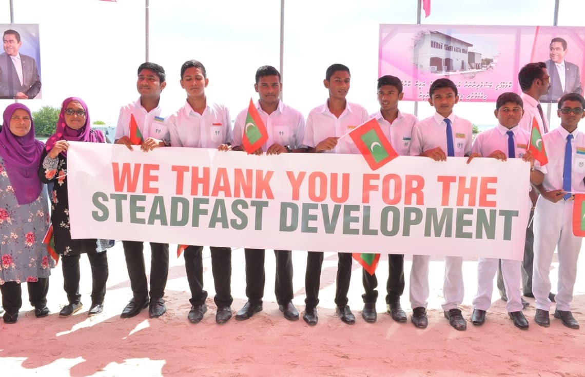 Locals welcoming the president. Kolamaafushi, President Yameen's visit