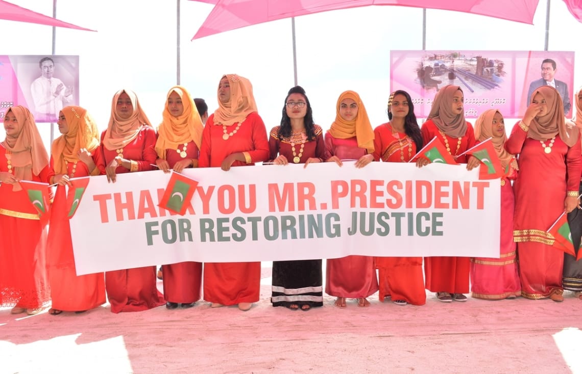 Locals welcoming the president. Kolamaafushi, President Yameen's visit