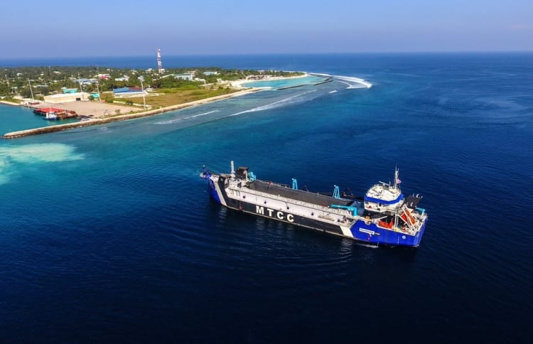 MTCC's biggest dredger 'Mahaa Jaffar' entering H. Dh. Kulhudhuffushi on October 25, 2017. PHOTO : MTCC