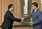 President Yameen (R) presents the letter of appointment to the new Maldivian Ambassador to Sri Lanka, Mohamed Hussain Shareef. PHOTO/PRESIDENT'S OFFICE