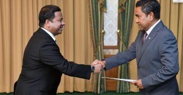 President Yameen (R) presents the letter of appointment to the new Maldivian Ambassador to Sri Lanka, Mohamed Hussain Shareef. PHOTO/PRESIDENT'S OFFICE