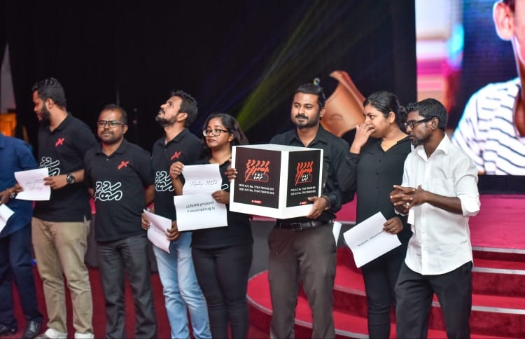 Raajje TV journalists hold peaceful protest against Broadcasting Commission at the Maldives Journalism Awards 2016 held in October 2017. PHOTO/MIHAARU