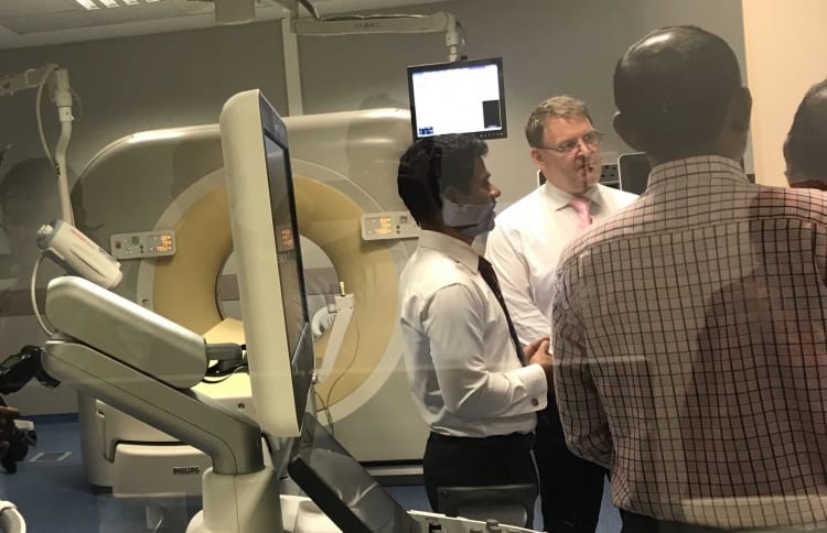 Health Minister Abdulla Nazim views the MRI machine in Tree Top Hospital, Hulhumale. PHOTO: ABDULLA JAMEEL/MIHAARU