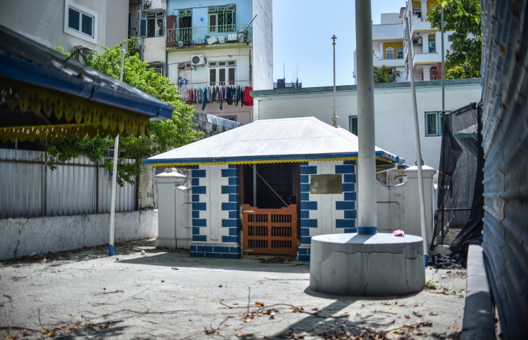 Bihuroazu Mosque grounds with the tomb of Boduthakurufaanu i