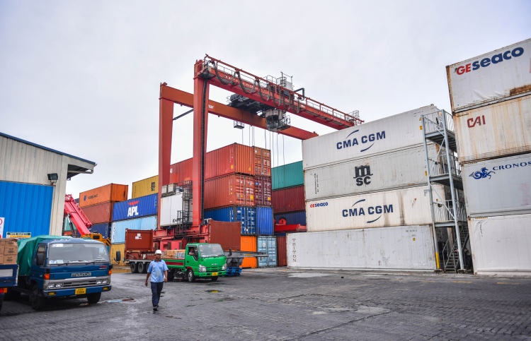 Cargo unloading in Malé