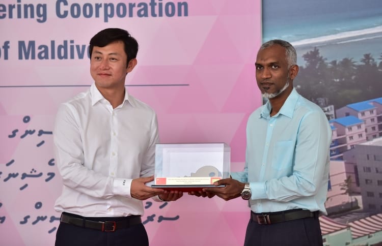 CMEC’s legal representative Liu Xiaodo (L) hands over the 1,500 housing units the company developed in the Maldives to housing minister Dr Mohamed Muizzu. PHOTO/HOUSING MINISTRY