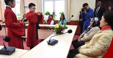 First lady tours Beijing School