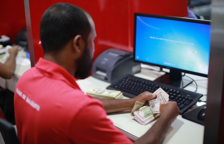 BML employee counting US dollars