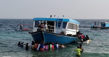 The residents of H. Dh. Kurimbi bringing ashore the boat that ran aground a reef early on January 09, 2018. The boat was en route to H. Dh. Kulhudhufishi when the incident occurred. PHOTO / ALI UWAISH
