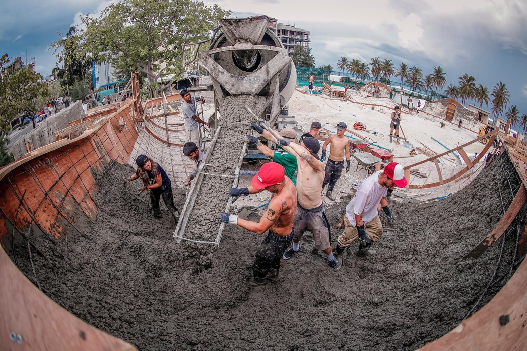 Ankle-deep in wet concrete © MOHAMED AHSAN