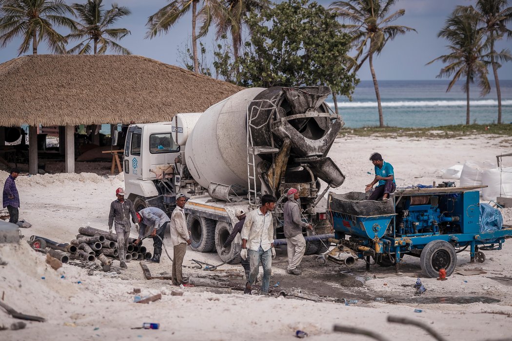 Hard labour from every member of the crew © MOHAMED AHSAN