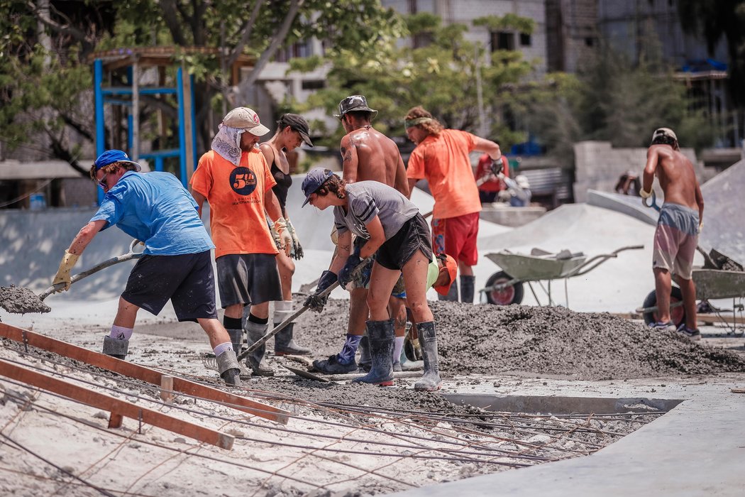 Piling and smoothing concrete for the ramps © MOHAMED AHSAN