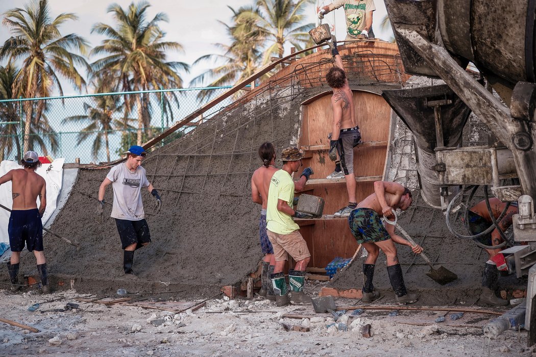 Teamwork makes the grind go faster © MOHAMED AHSAN