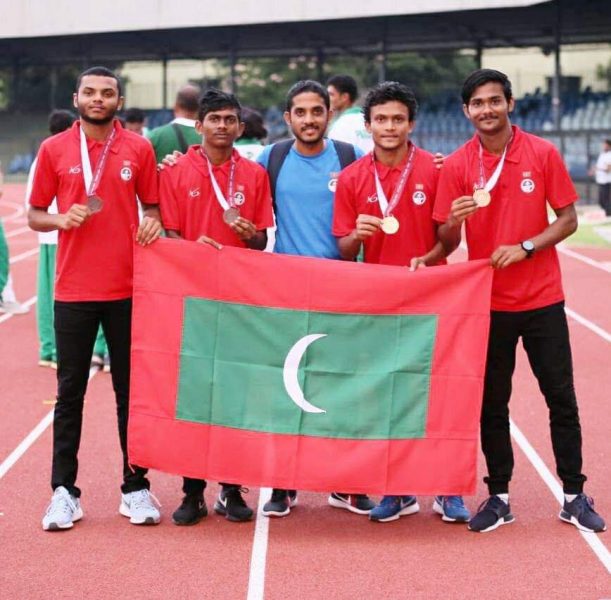 In the middle – IAAF (International Association of Athletics Federation) Level 2 Athletics coach, Rauhath Qudhrathulla, a Regional Head Coach of Athletics Association of Maldives, G.Dh Atoll